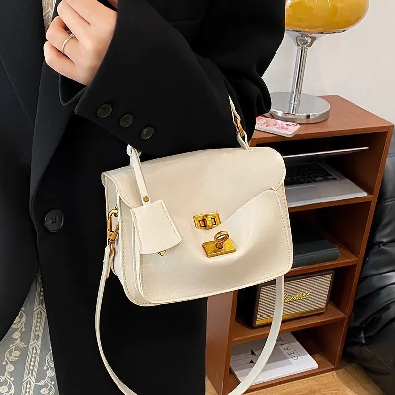 

Spacious Lock Tote Bag Niche Shoulder Purse for Women Large Capacity Crossbody Bag Chic Day-to-Night Tote Fashion Commuter Bag