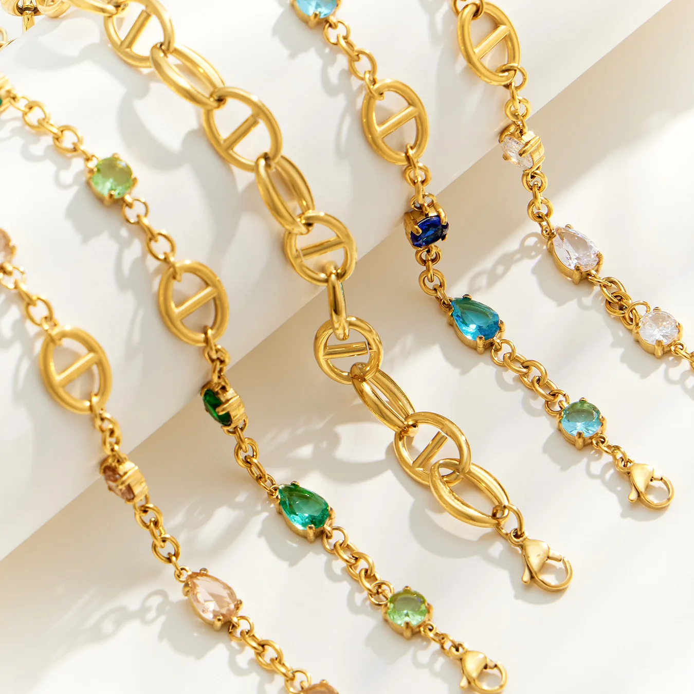 Zierliches Edelstahl-Kettenarmband, 18k vergoldete Armbänder, Schweinsnase-Charm-Armband, farbige Zirkon-Armbänder für Damen – Detail 11