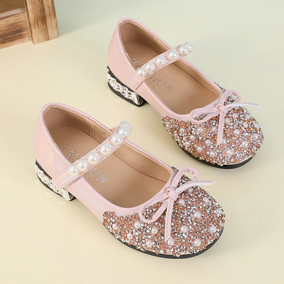 

In Spring Summer, The Girl's Sweet Style Shallow Beads Mary Janice Shoes Girl Princess Sequined Beaded Decorative Leather Shoes