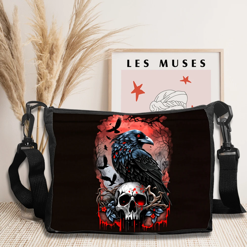 Umhängetasche, schwarzer Rabe und Totenkopf mit roten Augen und Blut für Gothic-Mode, leichte Umhängetasche, tragbare Arbeitshandtasche