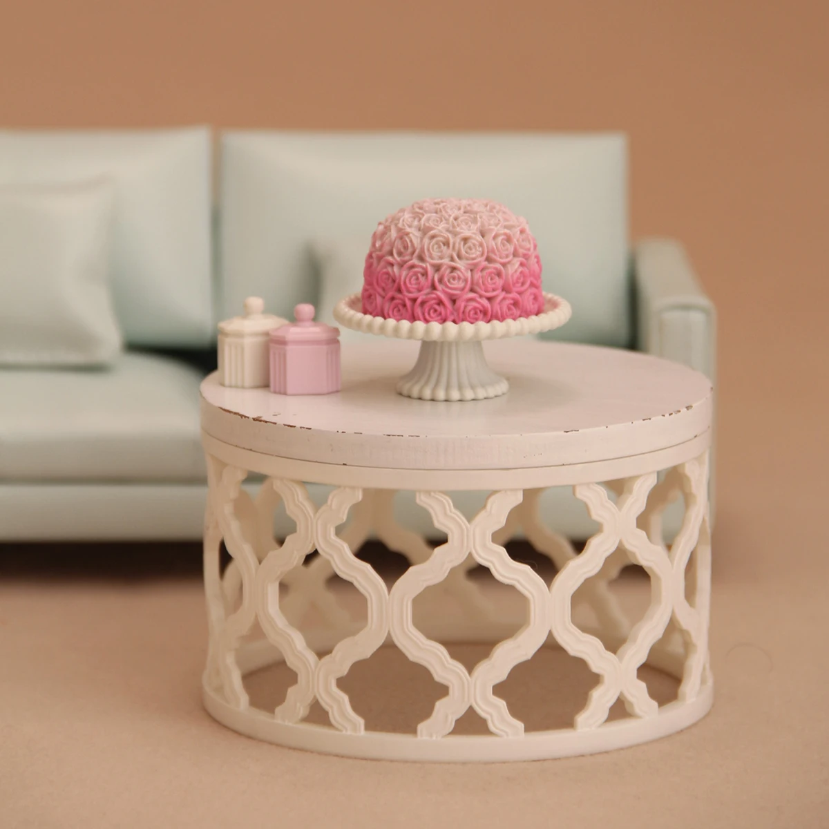 1:8-1:12 miniature realistic resin rose cake (2 colors available) with metal tray suitable for mini house home decorations