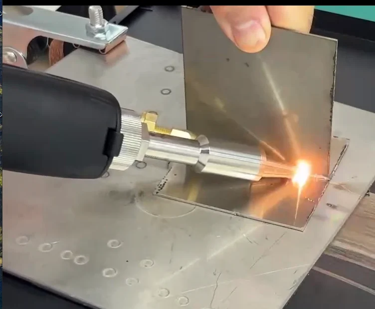 Soudeuse laser portative avec technologie de refroidissement par air pour la fabrication d'escalator et de structure métallique d'ascenseur