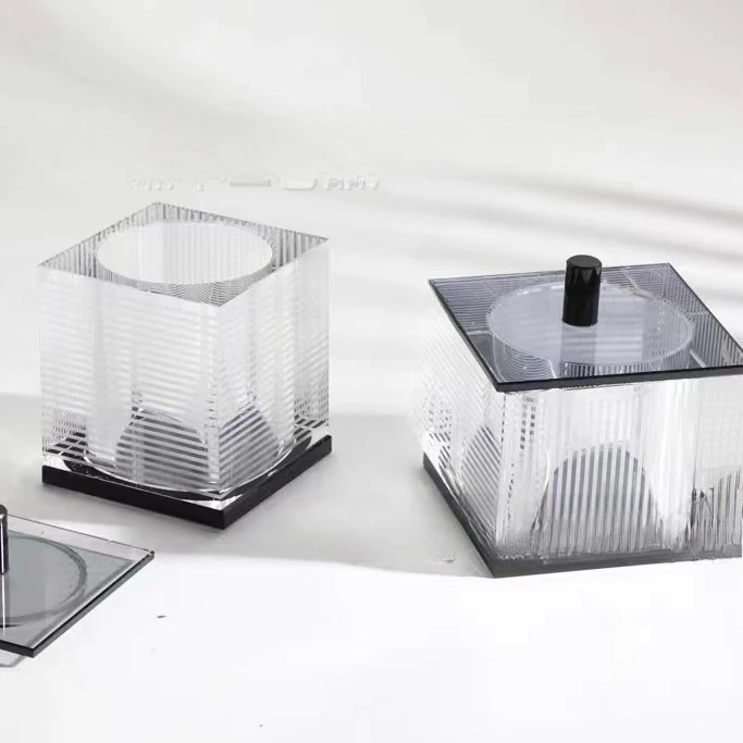 Quadrato di cristallo moderno, semplice e creativo, barattolo di caramelle, ornamento di cristallo da tavolo nella stanza modello dell'ufficio vendite