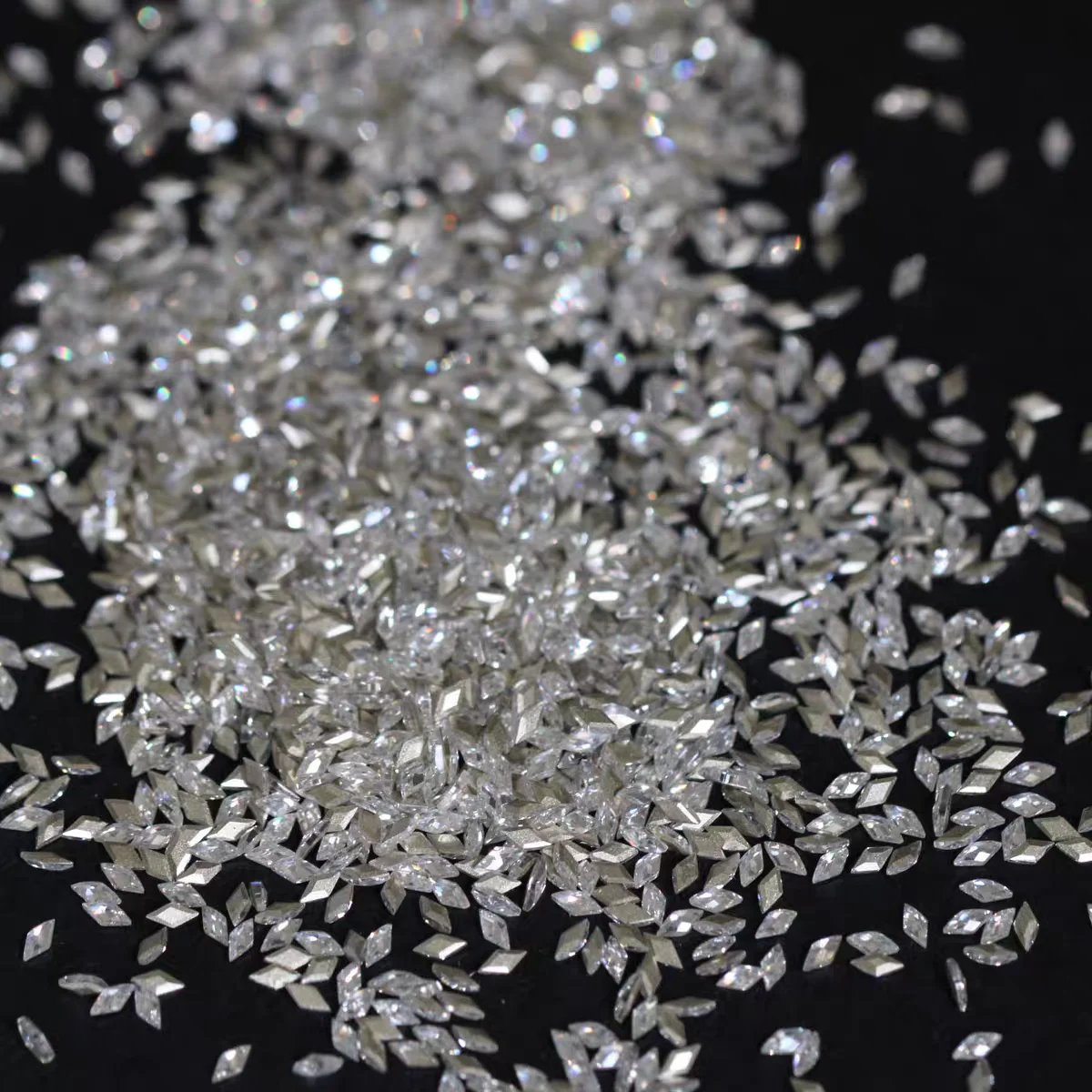 100 Uds. Cuentas de cristal de diamantes de imitación de circonita pequeña transparente 3D 1,5*3mm 100 Uds piedras preciosas rómbicas para uñas accesorios de manicura DIY