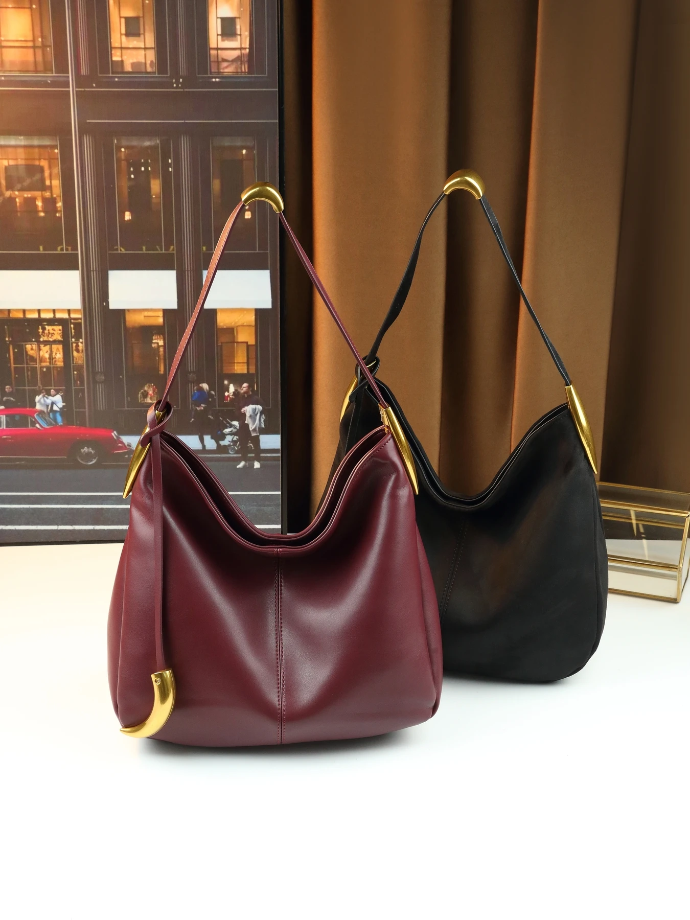 

Autumn new Maillard style solid color temperament middle-aged women go out large capacity shoulder bucket bag
