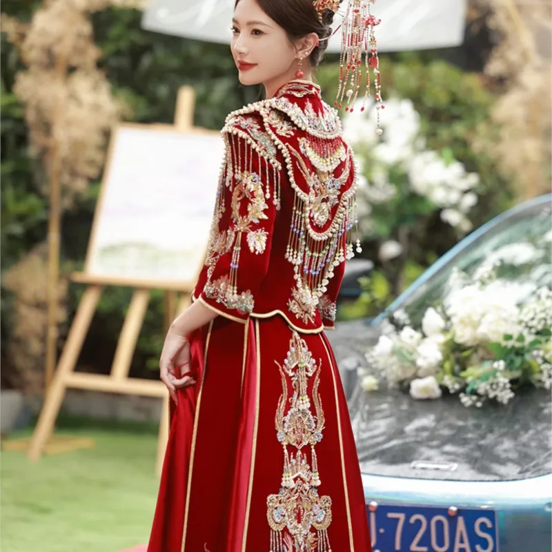 The new Chinese-style wedding dress bride's and style of gown are all worn out
