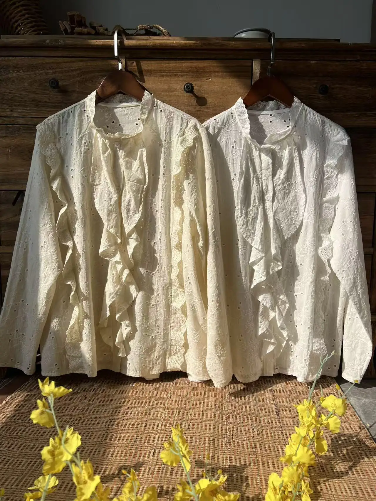 

Винтажные женские рубашки и блузки в стиле Mori Girl 2026 года с воротником-стойкой, белой вышивкой и ажурными элементами, из чистого хлопка