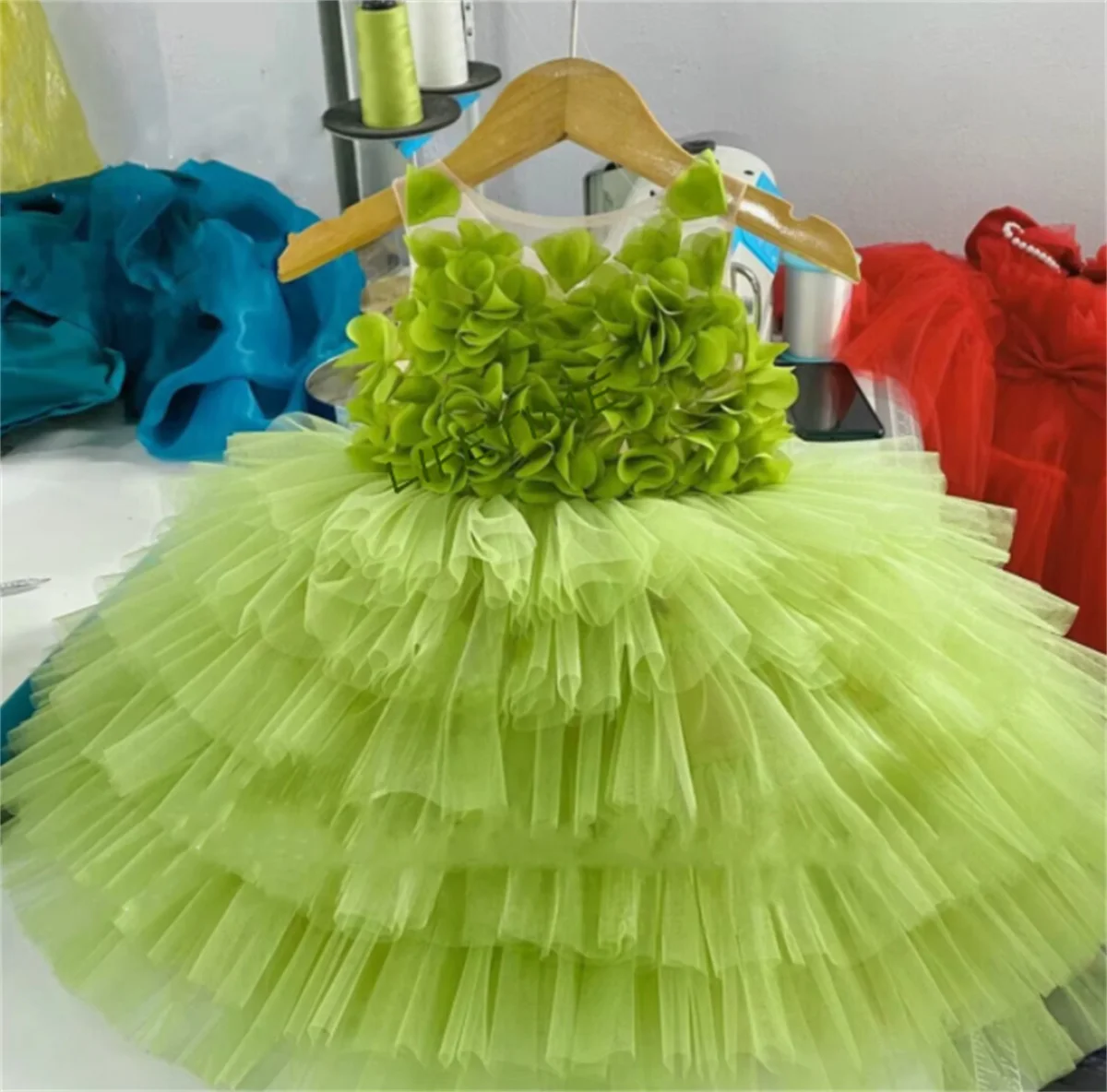 Maßgeschneidertes rosa Baby Mädchen Geburtstagskleid Puffy Tutu 3D Blumen knielanges Erstkommunionkleid Blumenmädchenkleider Kinderkleider