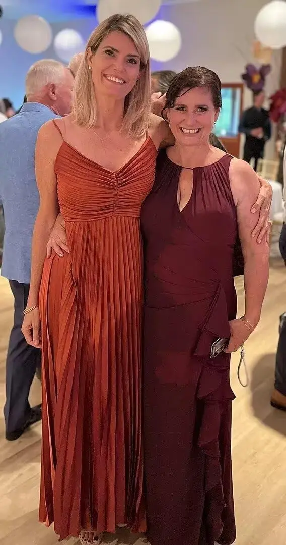 ชุดเพื่อนเจ้าสาวคอวีผ้าซาติน แต่งระบายจีบยาวแบบแม็กซี่ ชุดราตรีออกงาน ชุดราตรีงานพรอม ชุดราตรีงานเลี้ยง