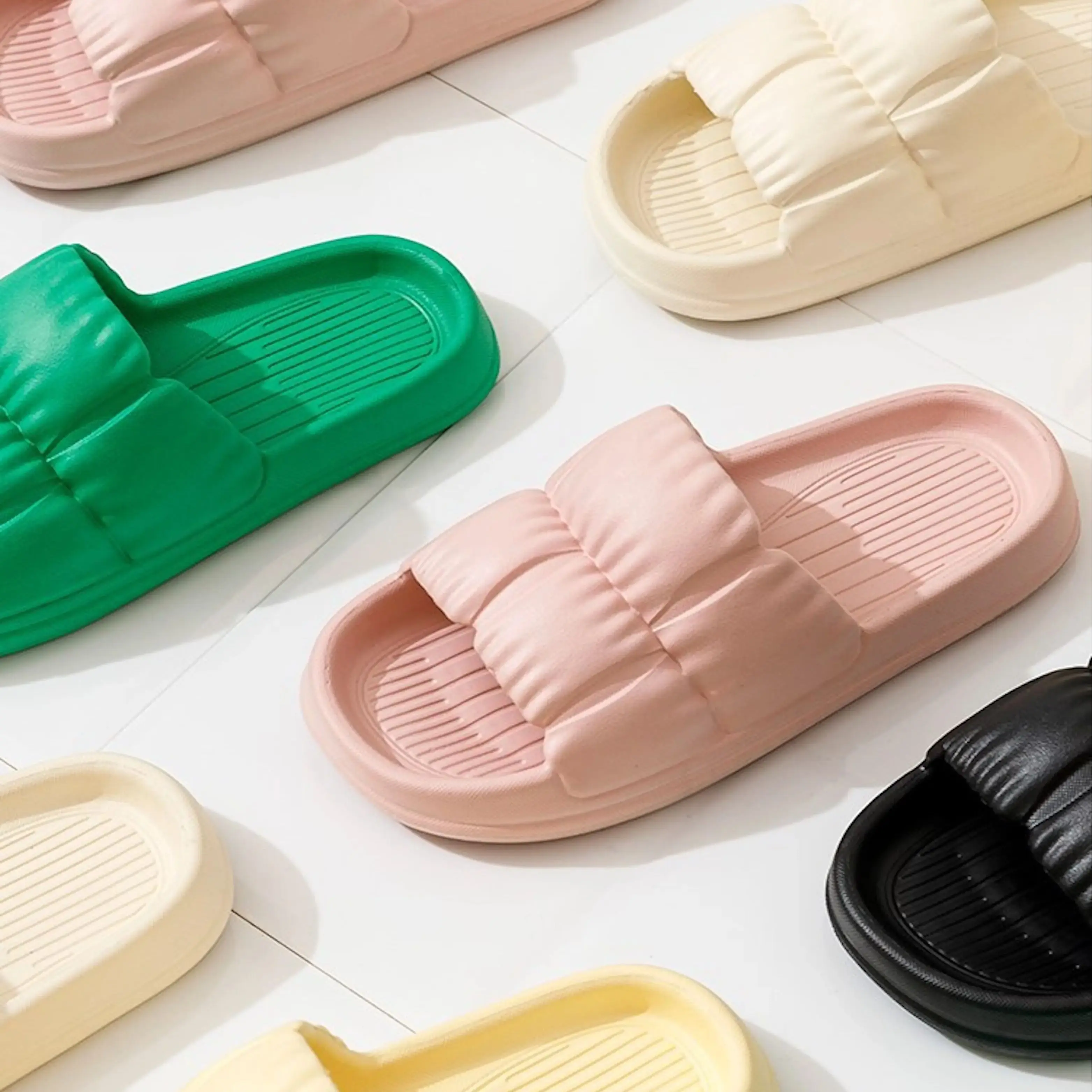 女性ソフトソールクラウドスリッパユニセックス快適な屋内屋外ビ - Outdoor Camping Slippers のレビューと価格