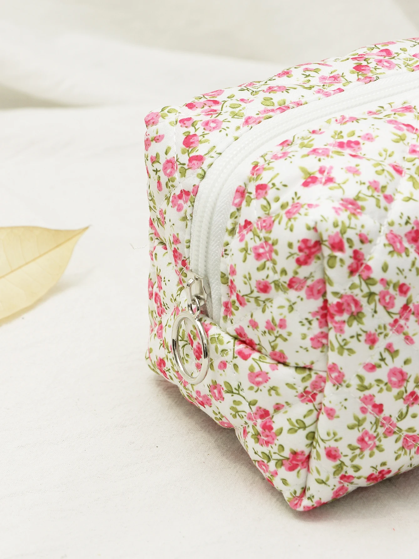 Floral Puffy Quilted Makeup Bag Flower Printed Cosmetic Pouch Large Travel Cosmetic Bag Makeup Accessory Storage Organizer