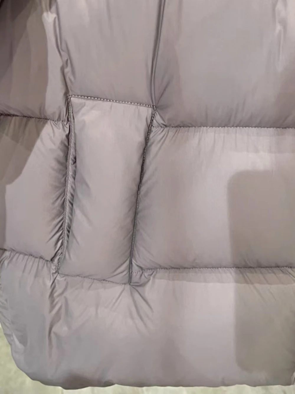 暖かいアイグースダウンジャケット レディースコート MM25 冬新作 スリーブロング フード付き ストレートカット レギュラー丈 シングルボタン