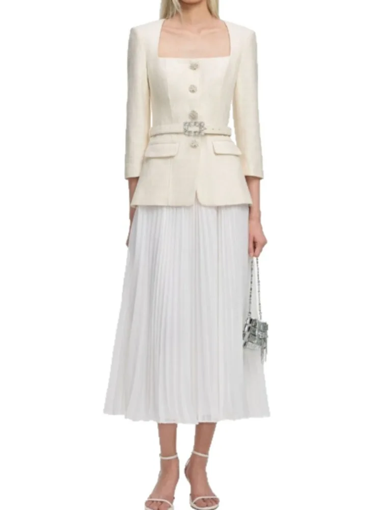 เดรสแฟชั่นผู้หญิง QMQA แบบต่อผ้าสองชิ้นปลอม ดีไซน์หรู คอเหลี่ยม แขนยาว มีเข็มขัด จับจีบ รุ่นใหม่ปี 2026 รหัสสินค้า M1010