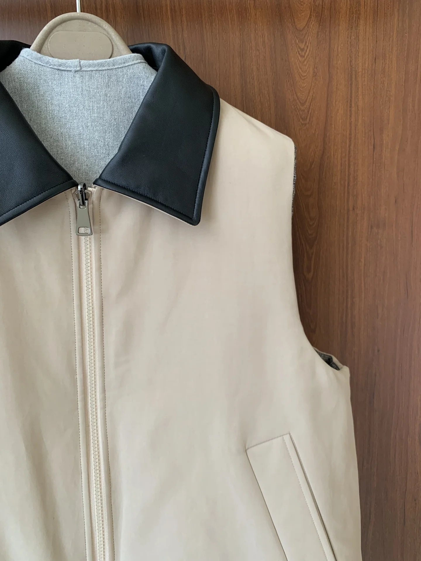 2026Women's Autumn Color-Block Sleeveless Reversible Cropped Zip-Up Vest