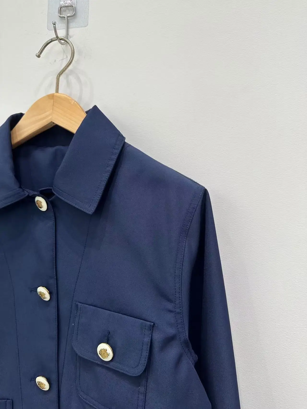 بدلة نسائية أنيقة مكونة من قطعتين باللون الأزرق الداكن على طراز الكلية مع طية صدر السترة وأكمام طويلة أو تنورة رفيعة مكشكشة