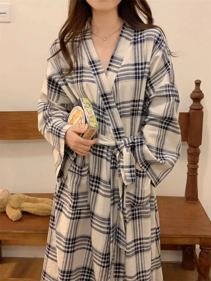 Neu eingetroffen: Damen-Nachthemd: Minimalistischer Bademantel für Frühling/Herbst – Langer, lockerer Kimono im Instagram-inspirierten Homewear-Stil – Detail 7
