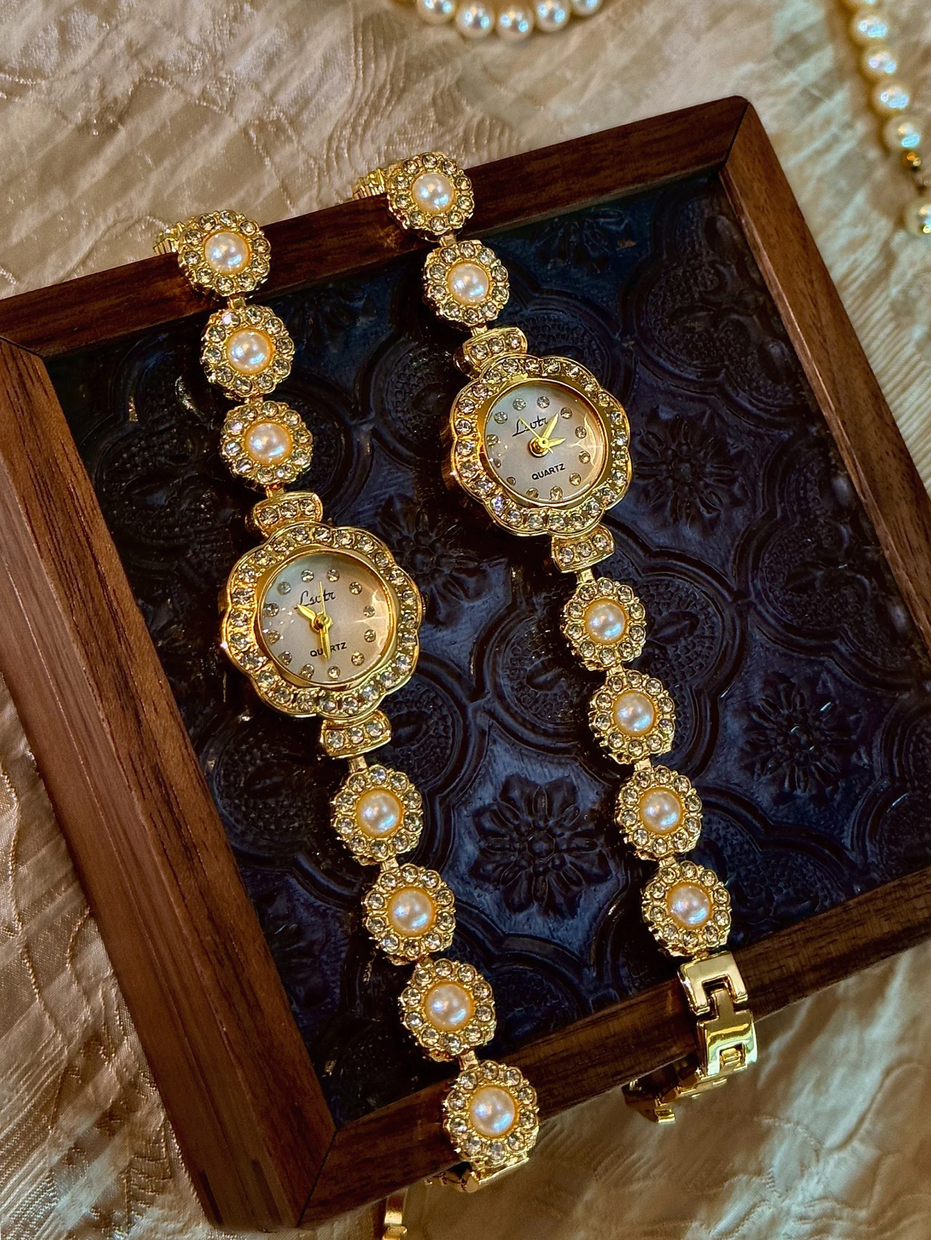 1 ساعة كوارتز نسائية فاخرة جدي - مراجعة Luxury Watch White وسعره