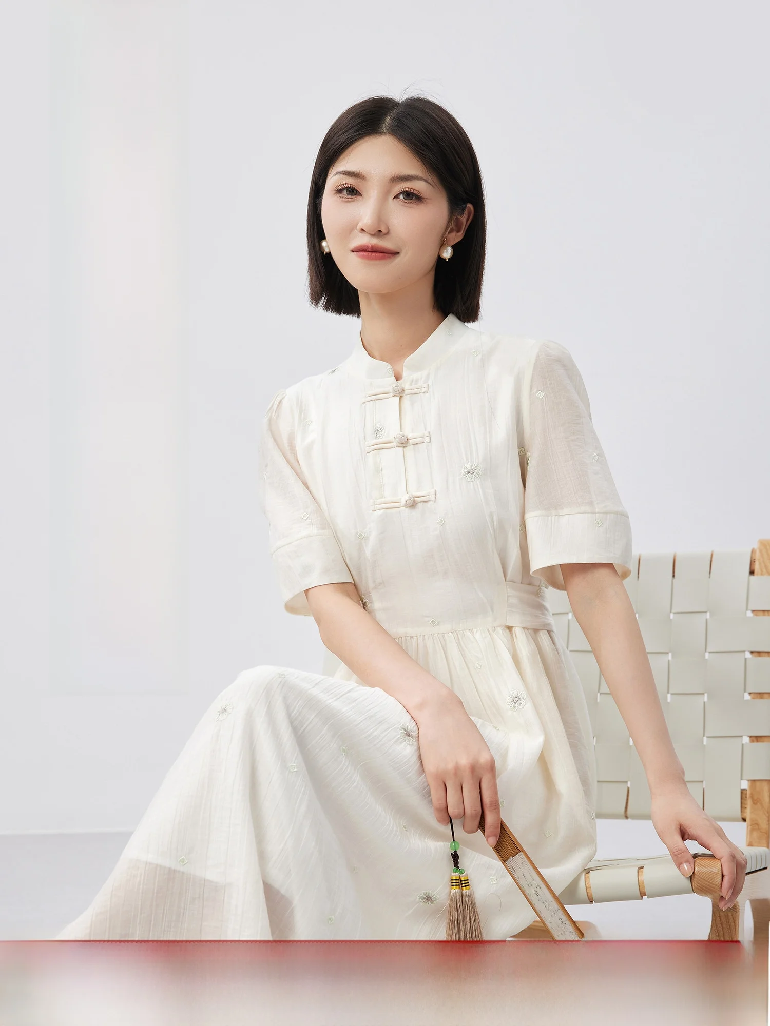 

Новое женское платье в китайском стиле с вышивкой, плиссированной текстурой, воротником-стойкой, на пуговицах, с завышенной талией, коротким рукавом, цвет белый чай.