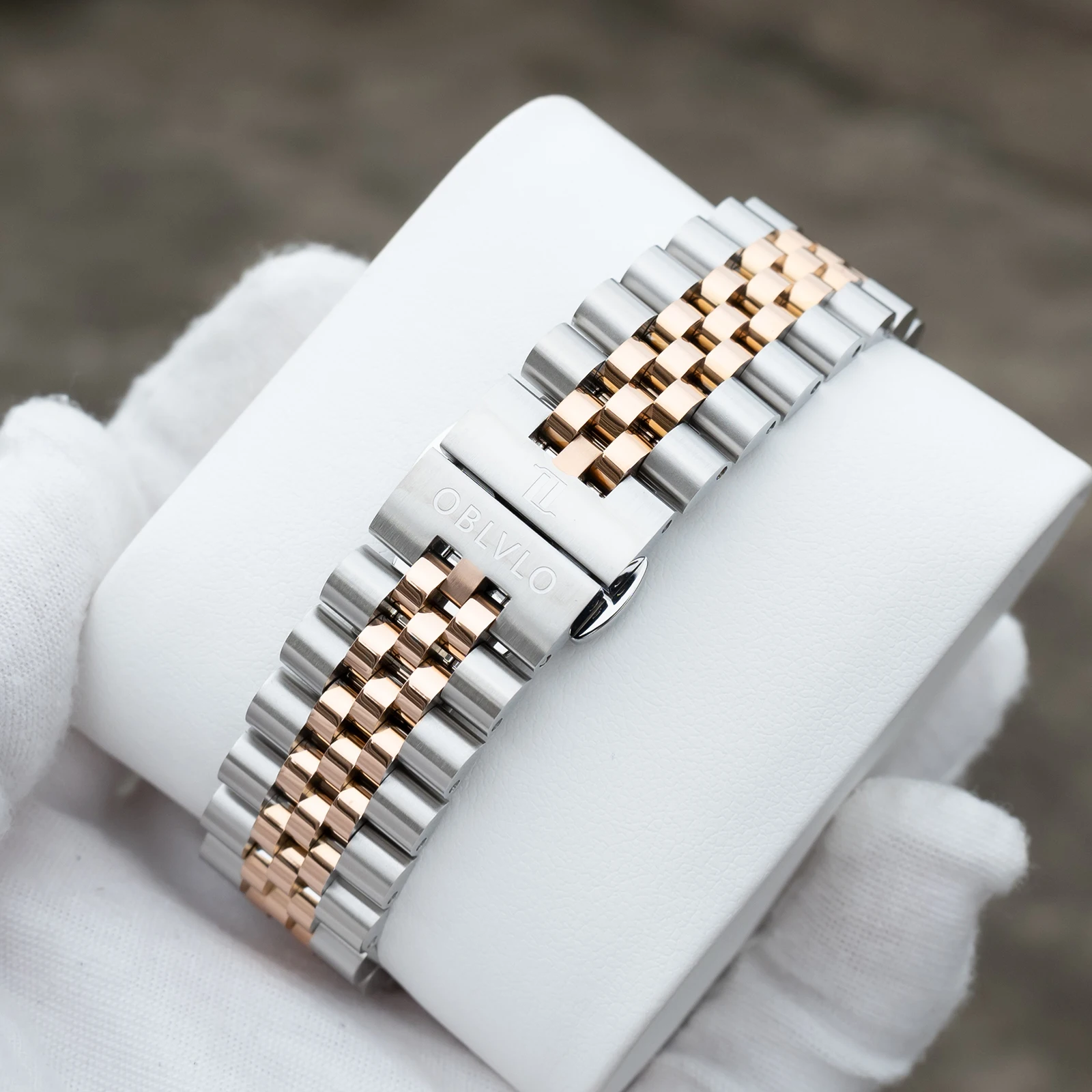 ساعة OBLVLO للرجال أنيقة بسوار بلونين مع قرص أخضر ياقوت صناعي كوارتز حركة تاريخ اليوم ميزة طراز عتيق