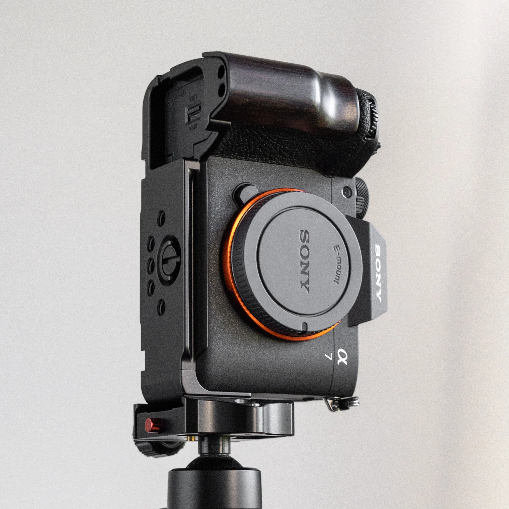 YUWOOD für Sony A7R5 / A7M4 Kamera-Cage mit Holzgriff und integrierter Schnellwechselplatte für Arca-Swiss Cage Rig Kit – Detail 3