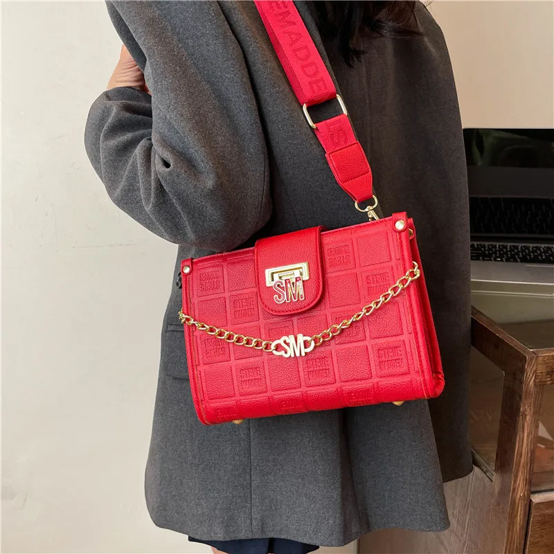 

2025 Новая большая вместительная сумка-тоут для женщин, сумка через плечо с тисненым буквенным принтом, модная сумка через плечо для путешествий, водонепроницаемая сумка