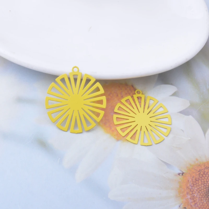50 Stück AB7976 Messing-Filigran-Blumenanhänger, bunte goldene Anhänger für DIY-Schmuckherstellung von Ohrringen – Detail 10