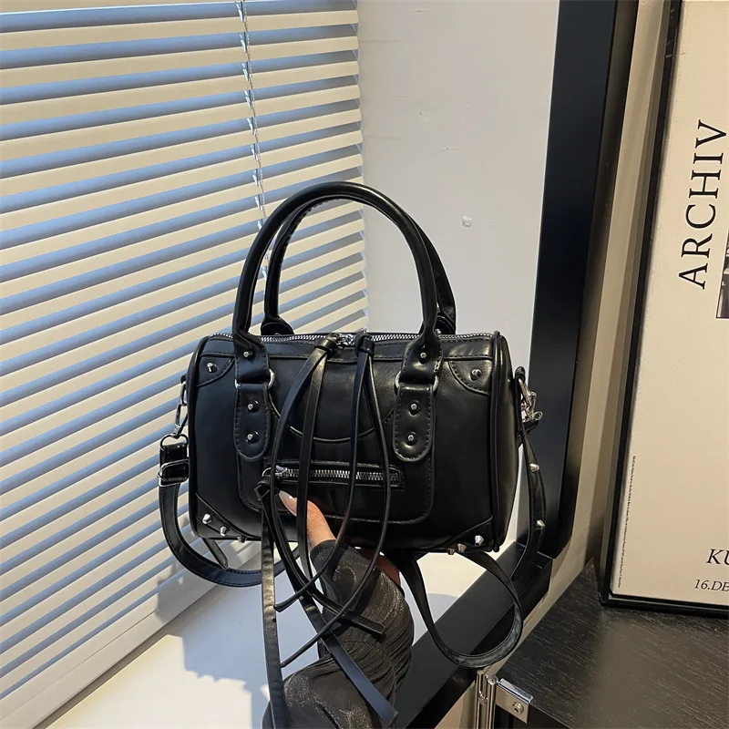 

Винтажная высококачественная сумка Boston в байкерском стиле с заклепками, женская сумка-подушка, однотонная сумка через плечо на молнии, модная корейская сумка из искусственной кожи