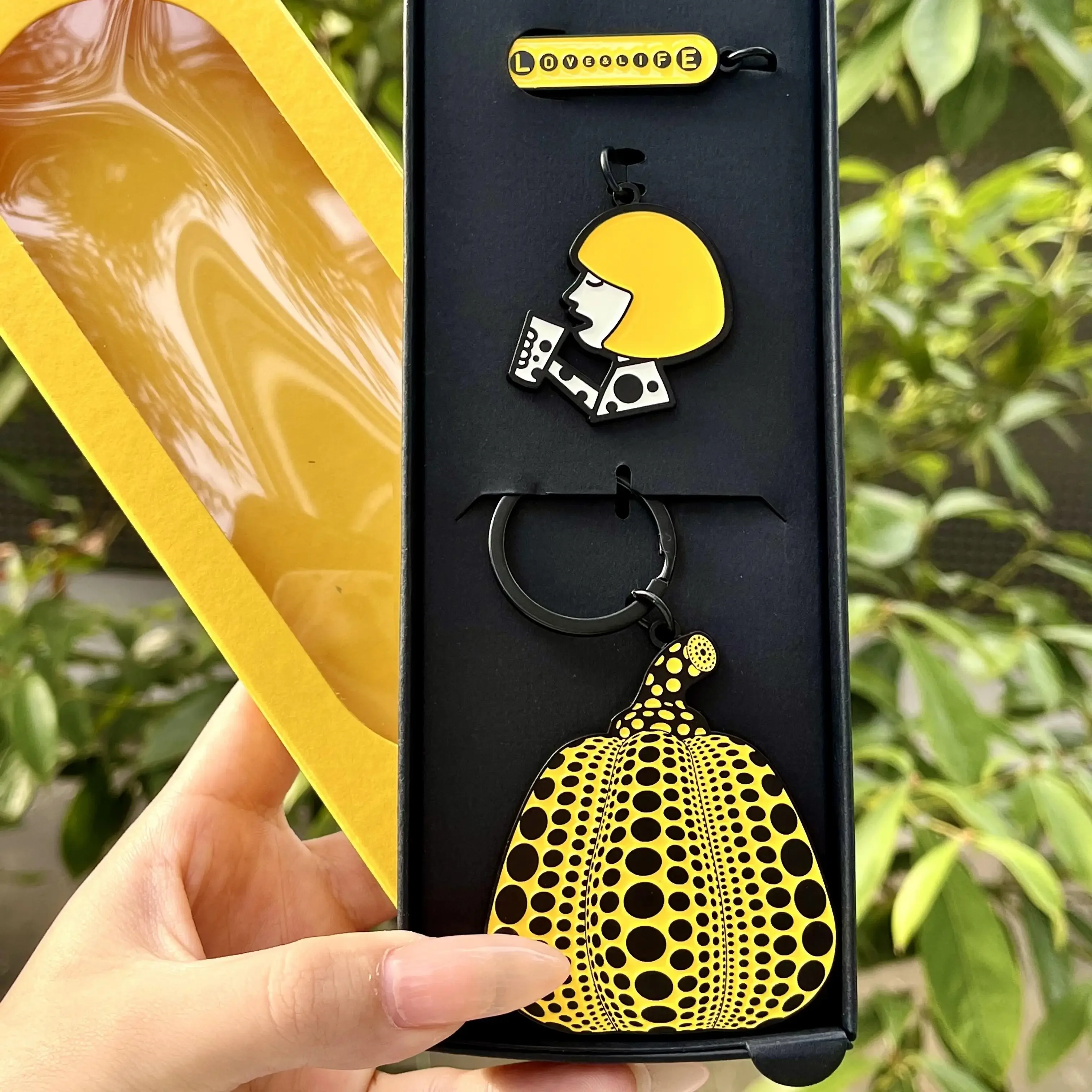

Kusama Yayoi joint polka dot pumpkin metal keychain high value ins milk tea art bag pendant