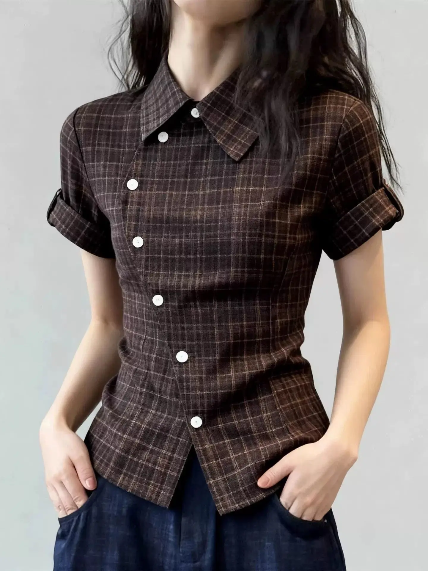 Chemise à manches courtes à carreaux couleur café rétro pour femmes, printemps/été 2026, style jeune et amincissant, col polo, t-shirt