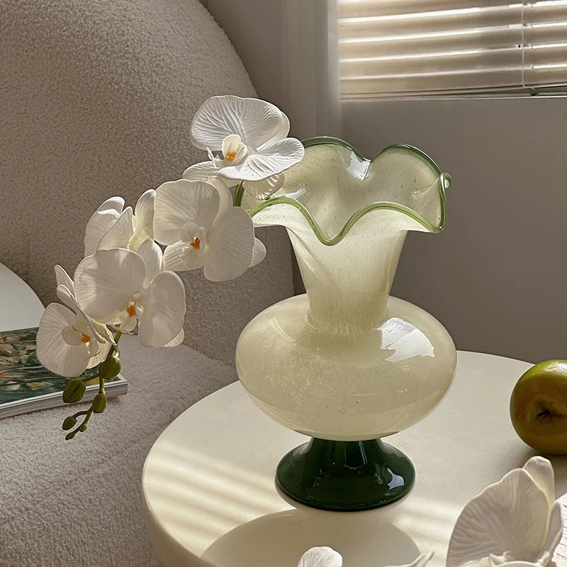 

Green Glass Vase: Medieval French Wave Lace Retro Style, Ideal for Artistic Flower Arrangement Apartment furniture