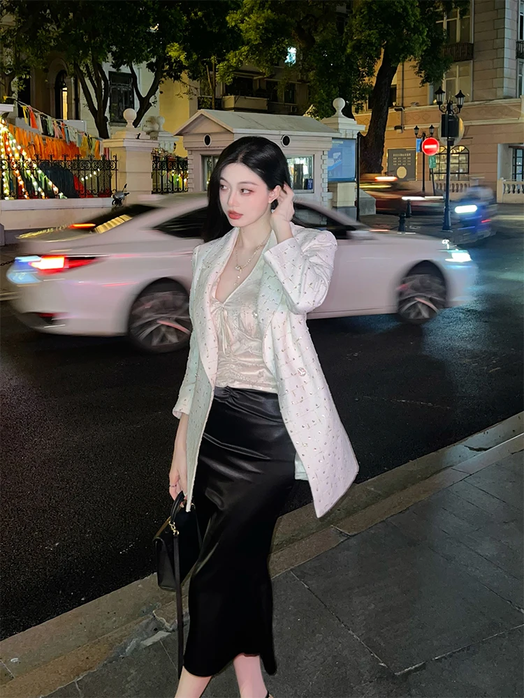 

Белое женское пальто средней длины с вышивкой и утяжкой на талии, модное, для офиса