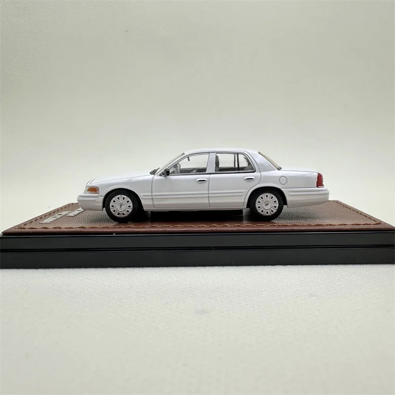 GOC 1:64 Ford Crown Victoria Street Package White  Diecast Model Car