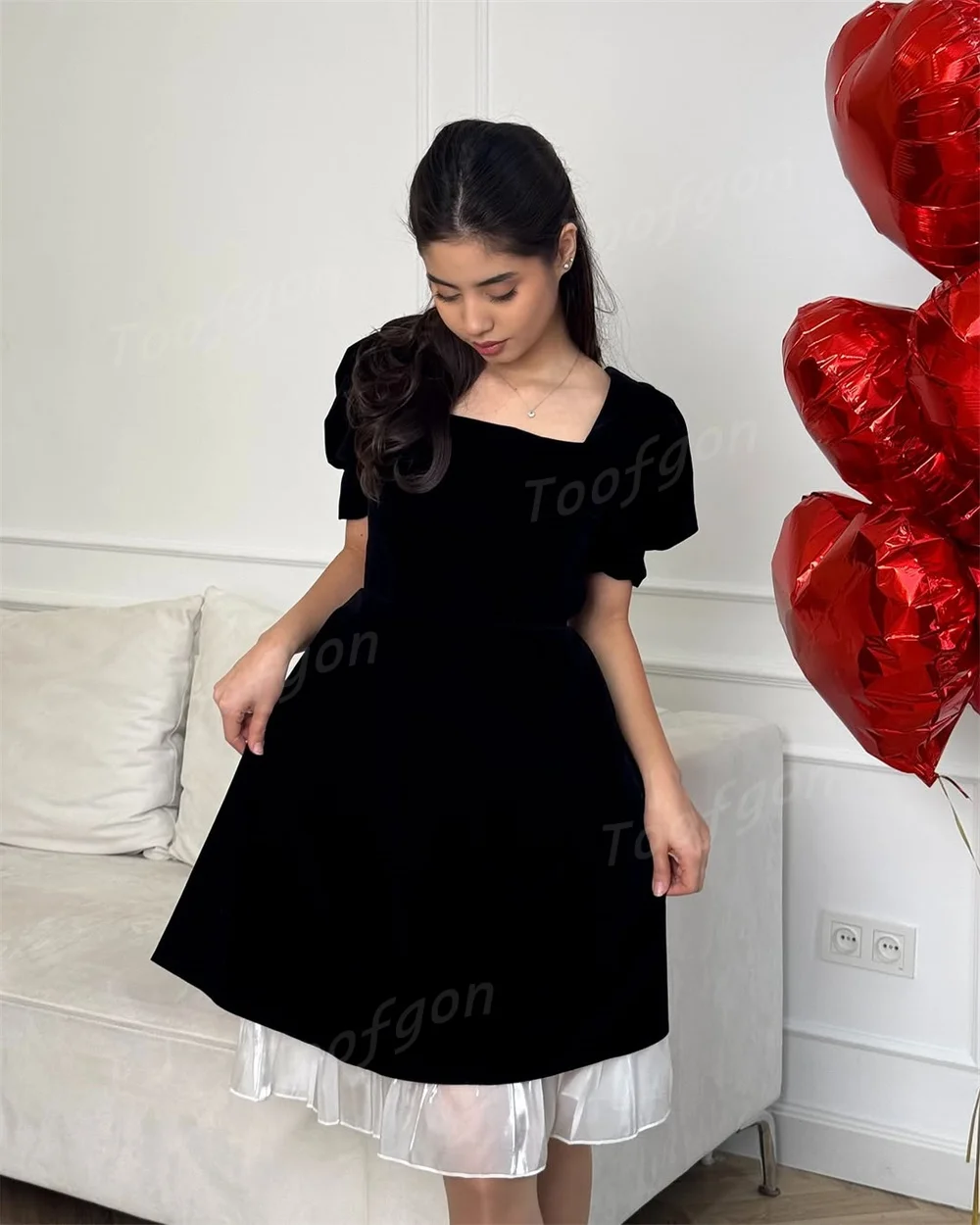 Toofgon ساحة سوداء قصيرة فساتين لحضور الحفلات الموسيقية المخملية قصيرة نفخة الأكمام فساتين السهرة الرسمية مخصصة النساء الزي فساتين الحفلات الراقصة