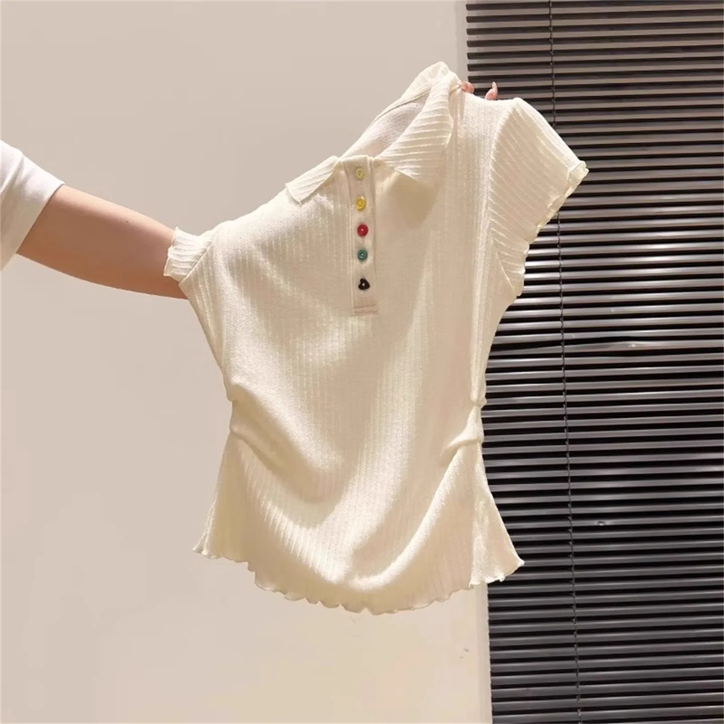 2025 봄 여름 여성 신상품 작은 신선함을 더한 니트 스웨터 슬림 라펠 컬러 버튼 반소매 탑