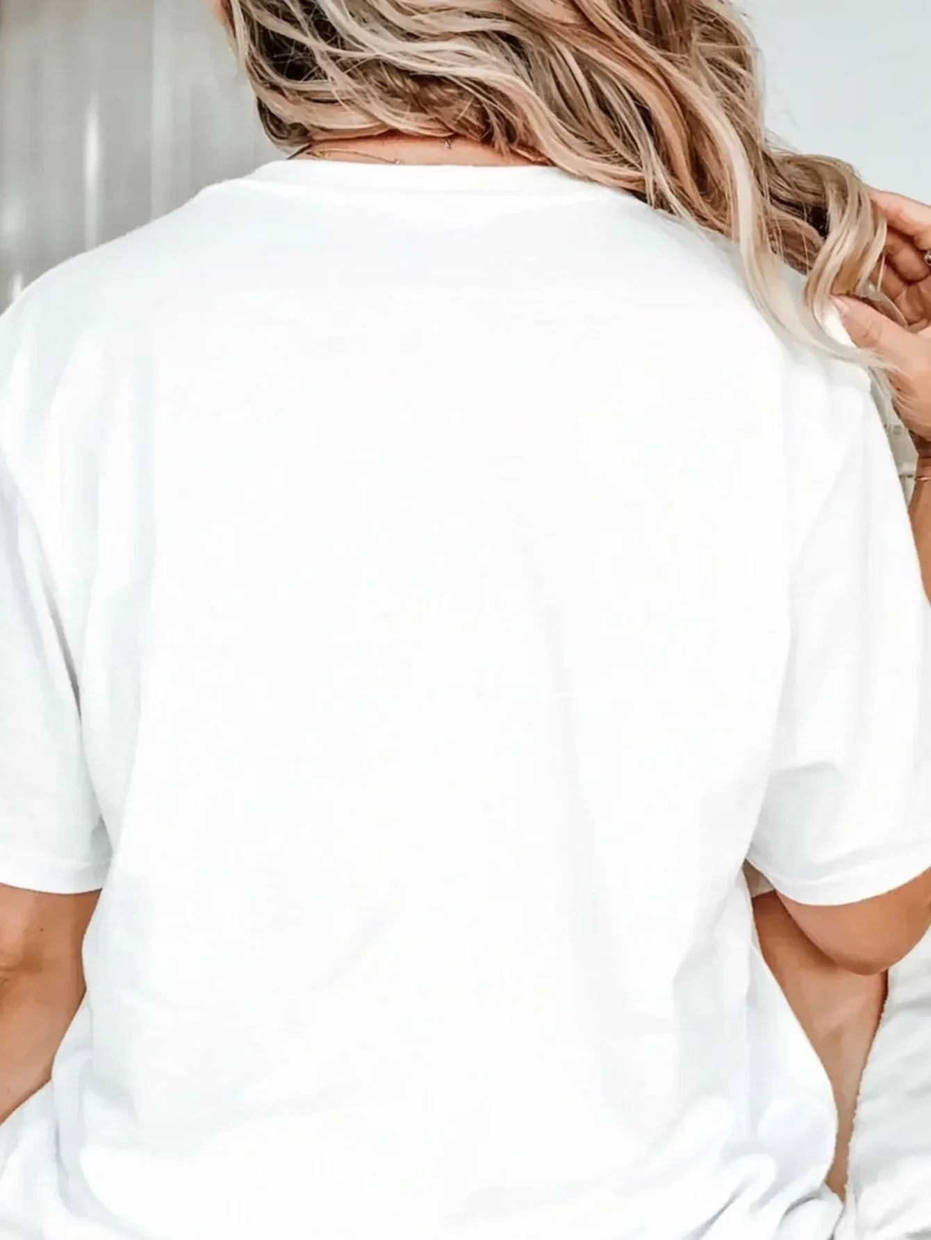 Koszulka damska plus size z okrągłym dekoltem, wygodna, biała, z nadrukiem etykiety aptekarskiej na eliksir, miękka odzież jesienna na Halloween i święta.