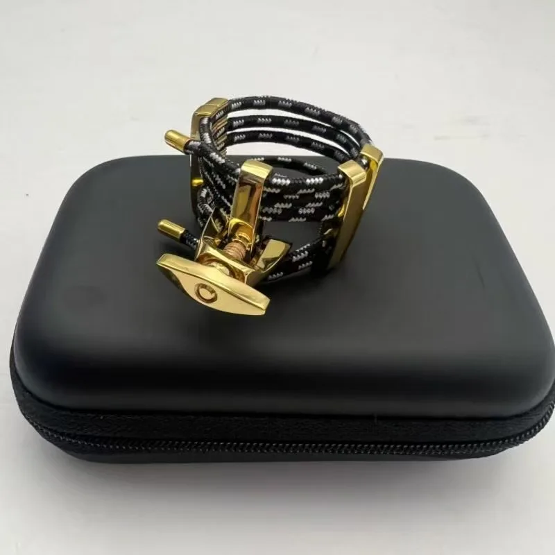 

Новая линейная модель саксофона с головкой из каучукового дерева обладает прекрасным звучанием для средних, высоких и тенорных частот.