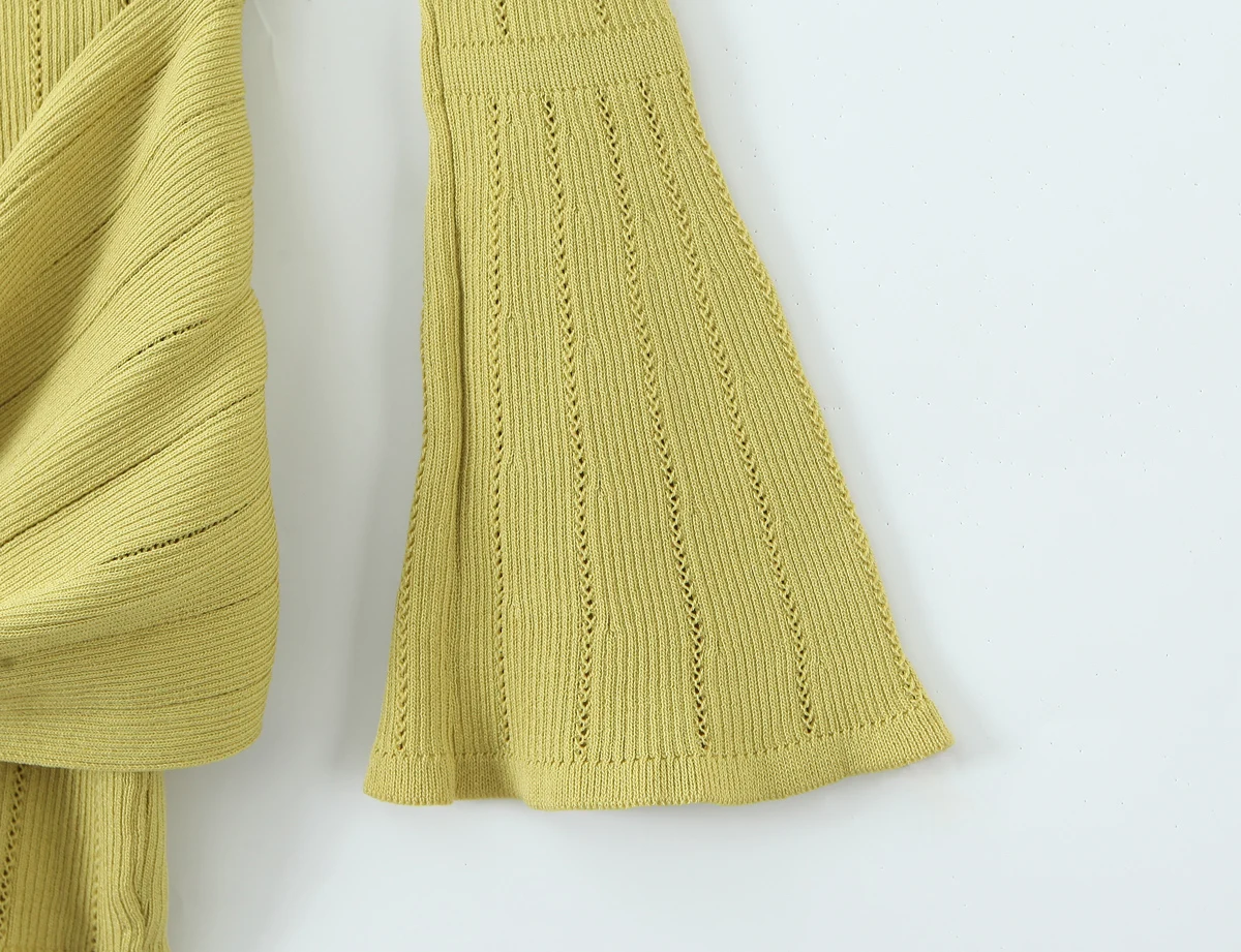 Sukienka swetrowa z dzianiny prążkowanej z seksownym wycięciem, dekoltem typu O, odkrytymi plecami, długimi rozszerzanymi rękawami, podkreślająca talię i biodra, krótka sukienka damska, model 2025.