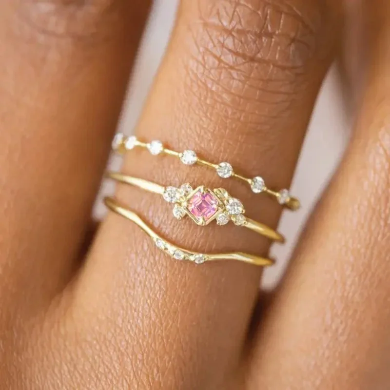 Huitan Opulente 3-teilige Verlobungsringe mit rosa Zirkonia, trendiges, exquisites Fingerzubehör, zarter Hochzeitsschmuck