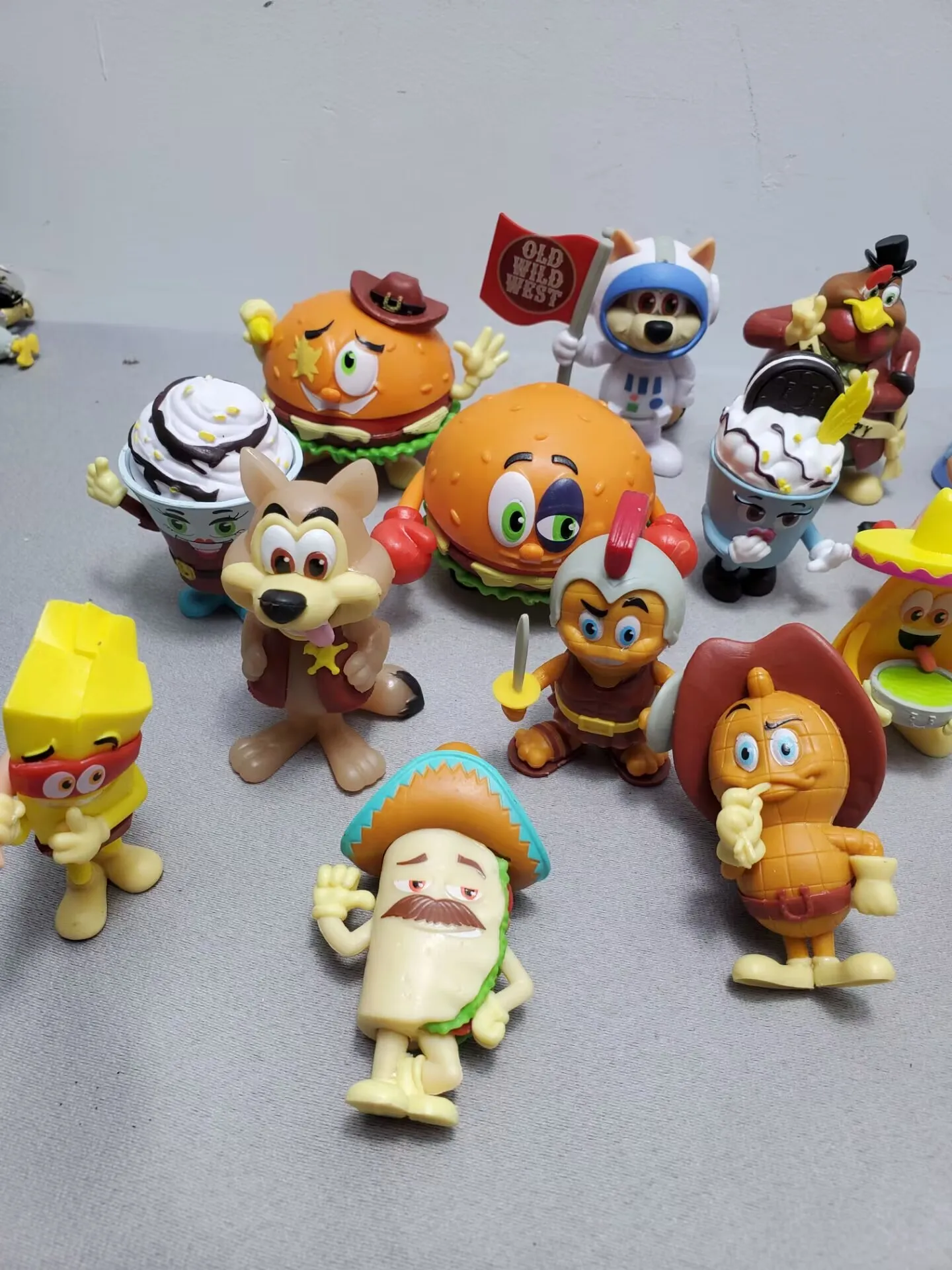 LA GANG DEL GUSTO OLD WILD WEST style Hamburger fries onion ring ice cream figure model kids babys birthday gift