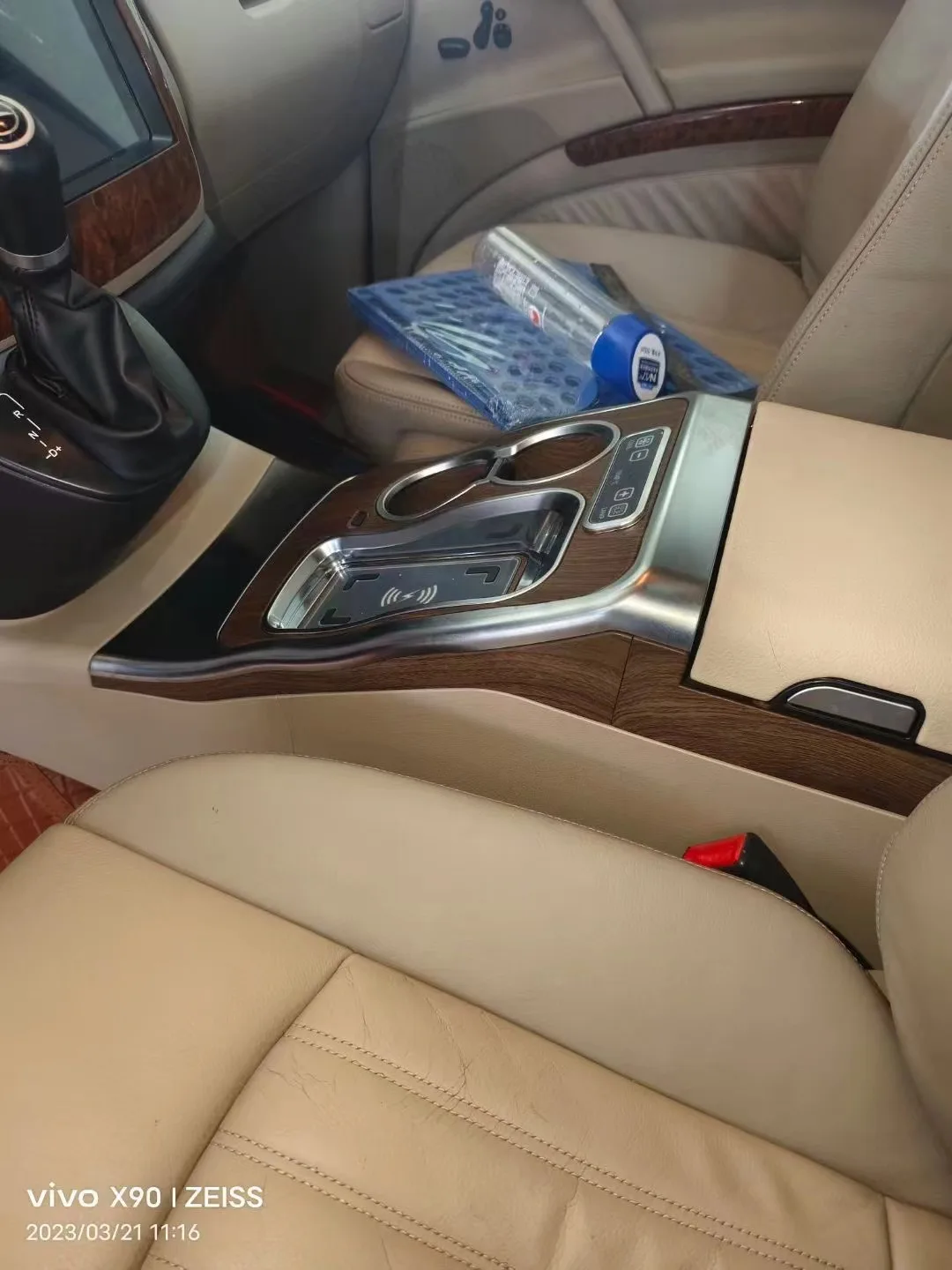 Für Vito V-Klasse Old Viano Upgrade mit kabelloser Aufladung Armlehne Aufbewahrung Kühlschrank Atmosphäre Licht Getränkehalter