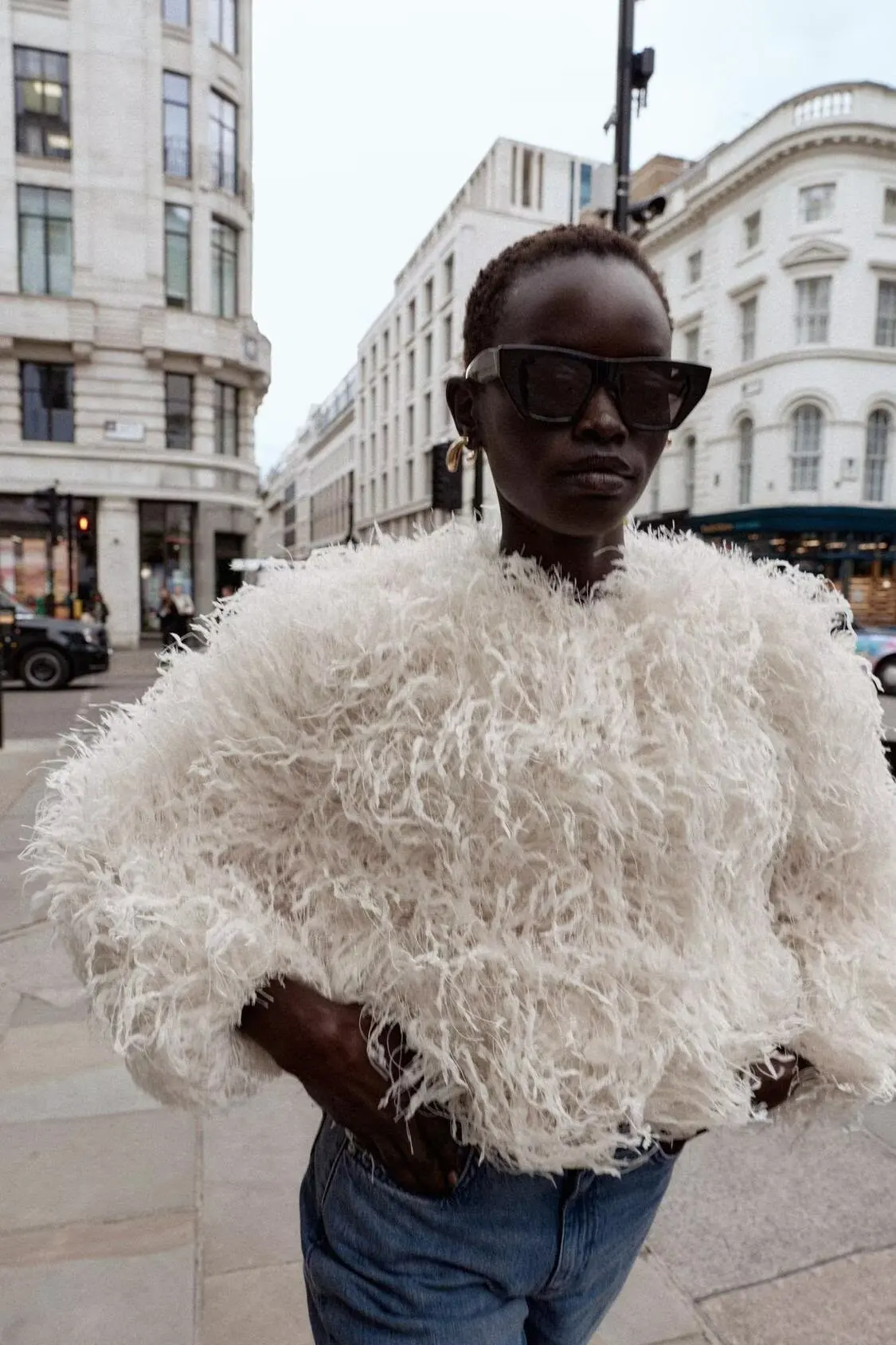 

BB6895 Осень/Зима 25, новое пальто с длинными рукавами и закрытыми пуговицами с эластичными краями и перьями, металлическая нитью 8372290