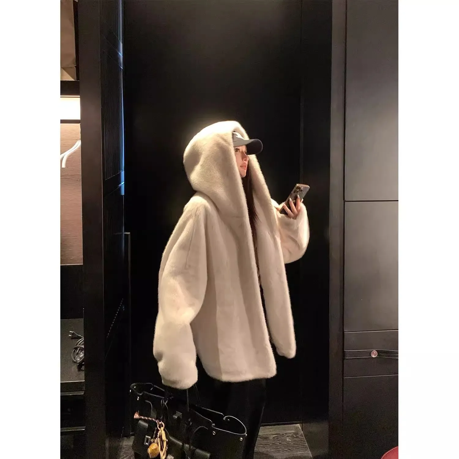 Herbst Winter Neuerscheinung Damen Kapuzen-Kunstpelzjacke Verdickte Lange Plüsch-Lederjacke Lässiger Vielseitiger Polyester-Mantel