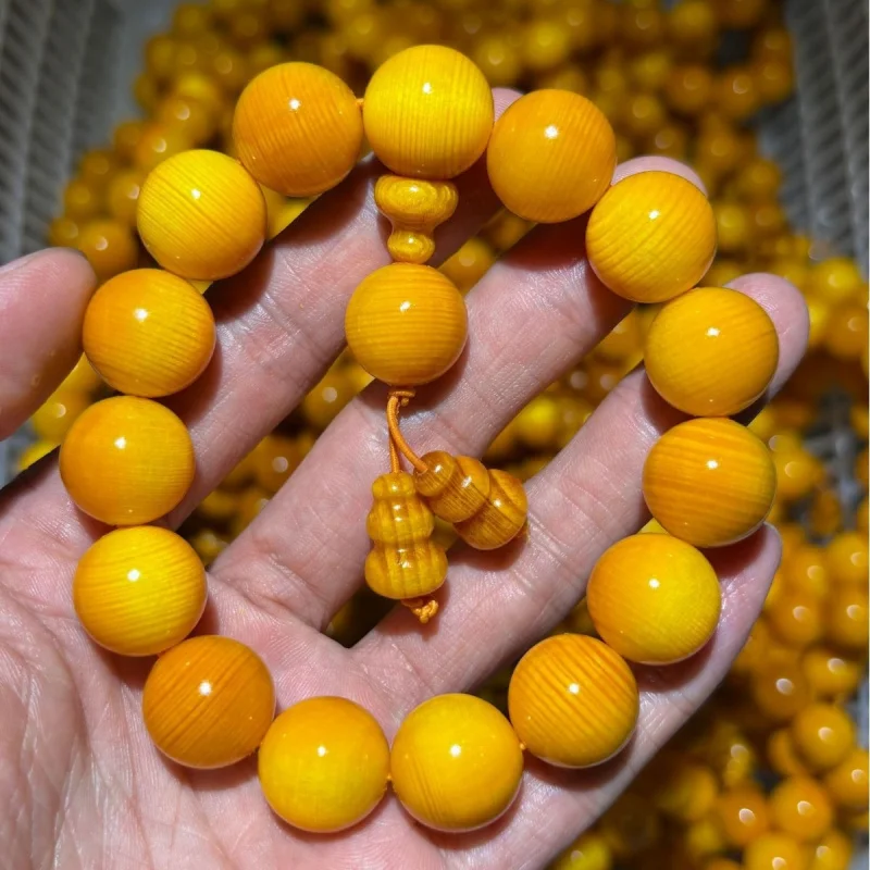 

Amber wood bracelet from the Northeast's Changbai Mountain, made of translucent agarwood and pine seeds, with fully jadeif