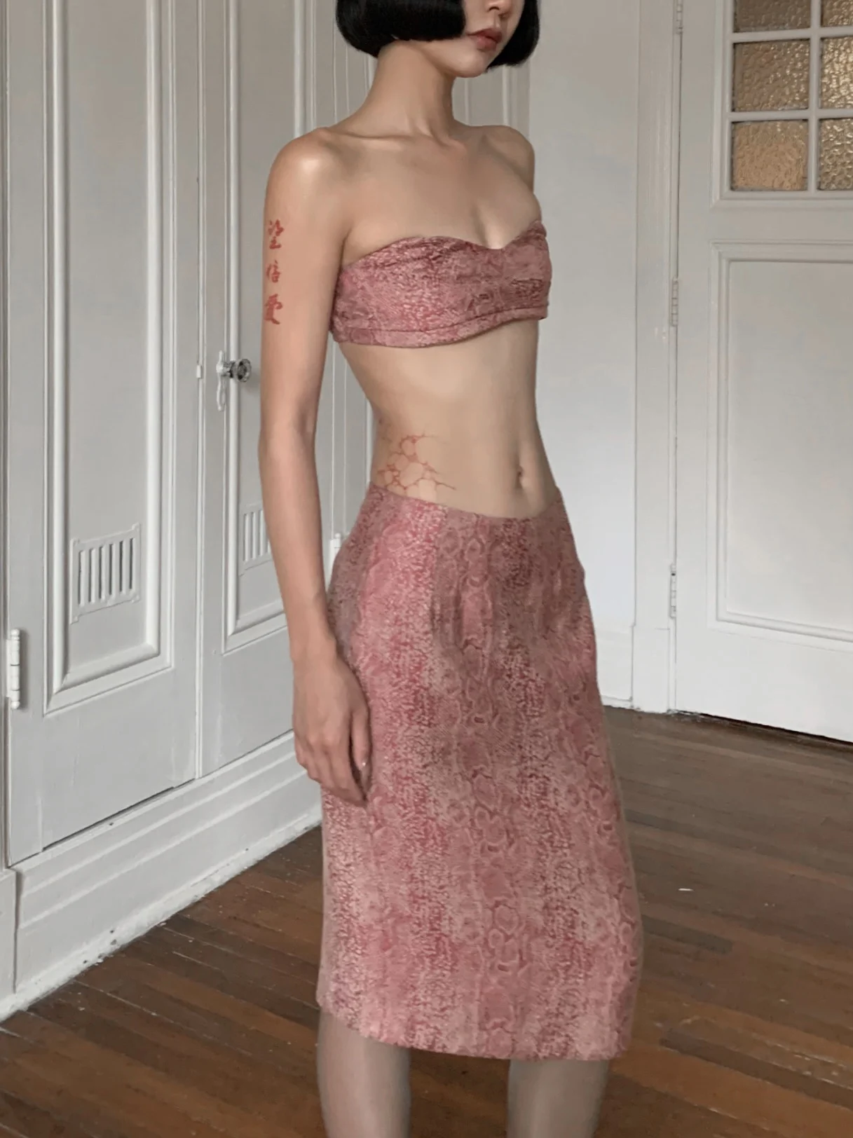 

Dark Pink Snake Skin Pattern Irregular Petal Elastic Band Tube Top Women's Dress Fashionable Spring Collection Polyester Fiber