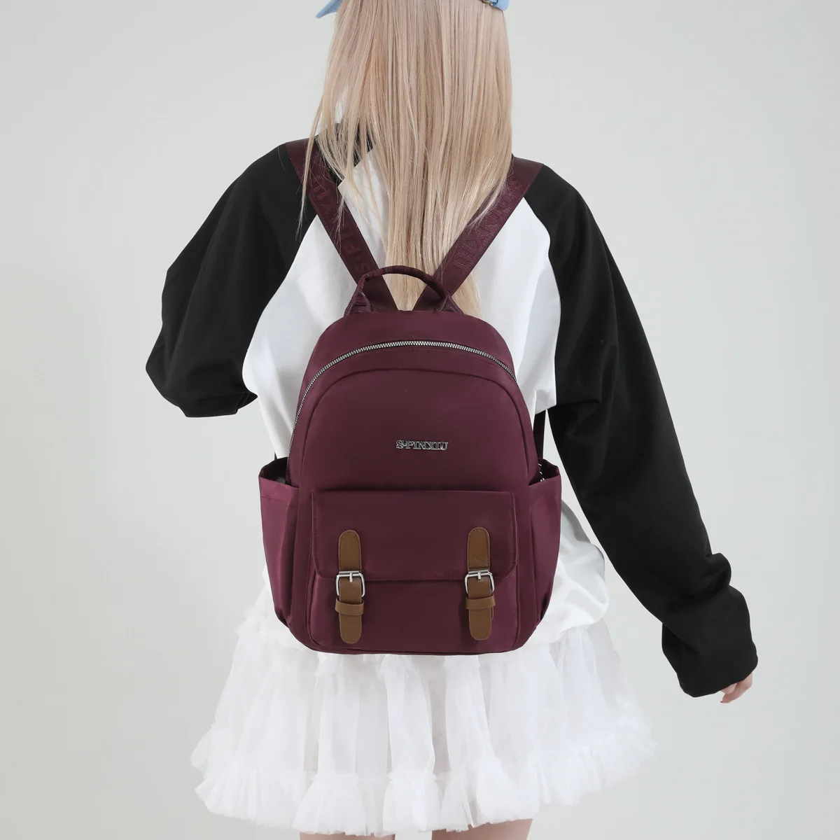 

Модный пригородный рюкзак 2025 Новый высококачественный рюкзак из нейлоновой ткани большой вместимости, повседневные однотонные двойные сумки на плечо