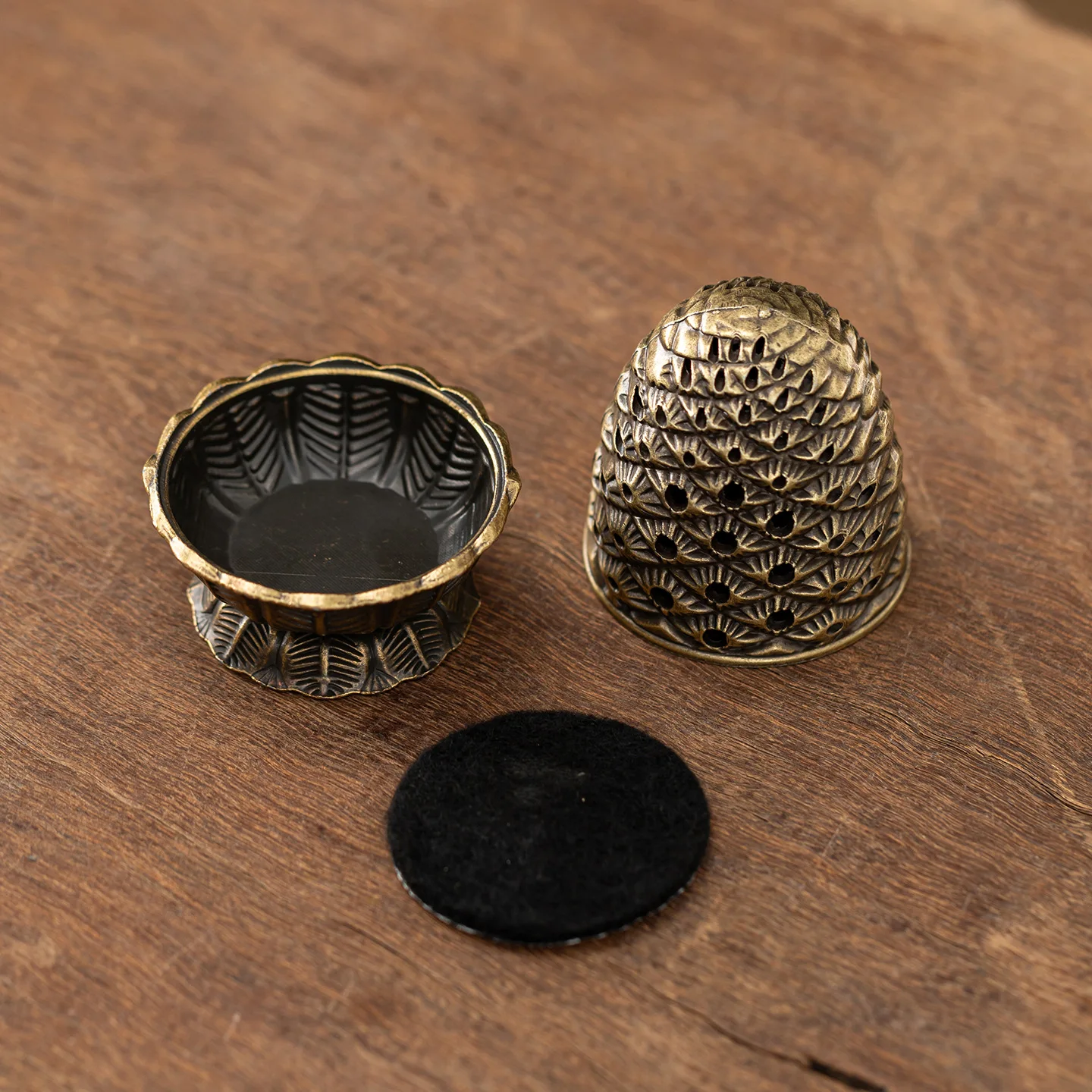 Creative pine cone plate incense burner for home indoor aromatherapy burner sandalwood incense incense holder incense holder