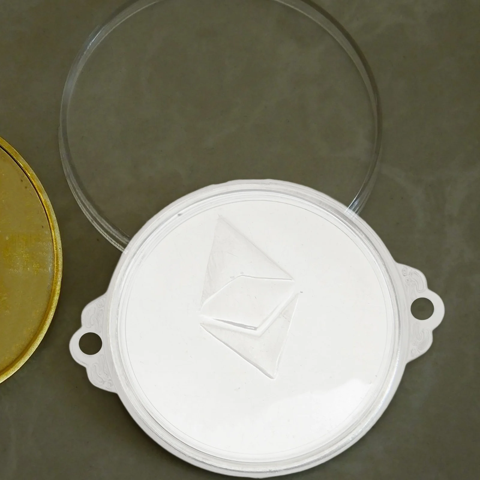 12 قطعة صندوق تخزين كبسولات عرض العملات المعدنية الشفافة للعملات المعدنية وحامل الميدالية الفضية البلاستيكية مع شماعات الأذن متعددة الاستخدامات