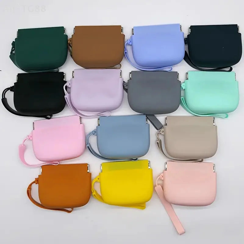 Waterproof Silicone Dog Treat Pouch Portable Pet Snack Bag with Secure Lock Outdoor Training Easy to Clean Dog Food Container