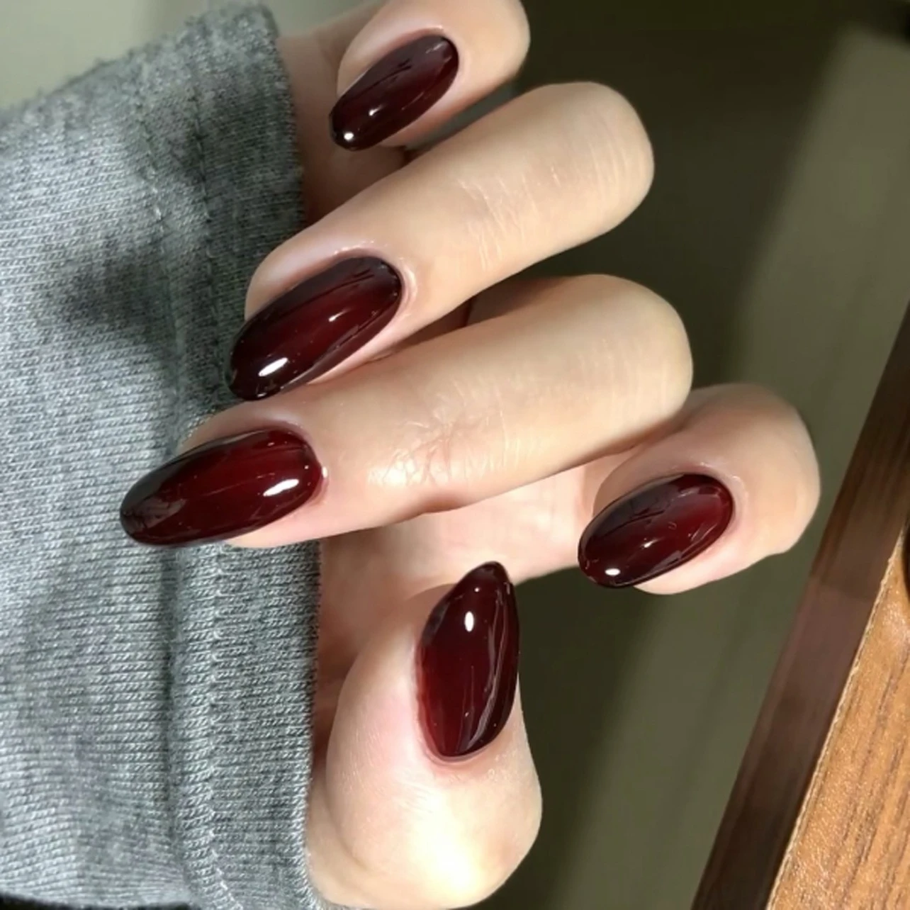 24個入り ディープレッド バーガンディー ソリッドカラー キャットアイ アーモンド ショート シャイニー フェイクネイル 付け爪 再利用可能 フルカバー ネイルチップ プレスオンネイル