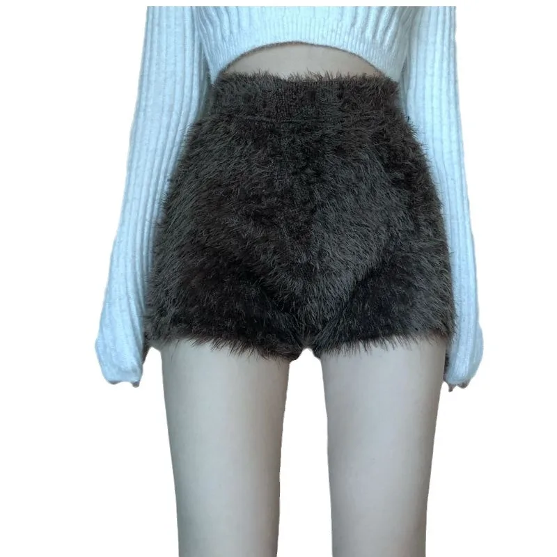 

2025 зимние новые модные однотонные вязаные плюшевые шорты с высокой талией для женщин